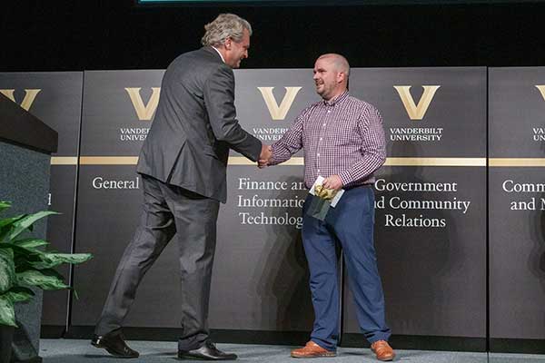 Chancellor honors two VUSN staff members at fall staff assembly