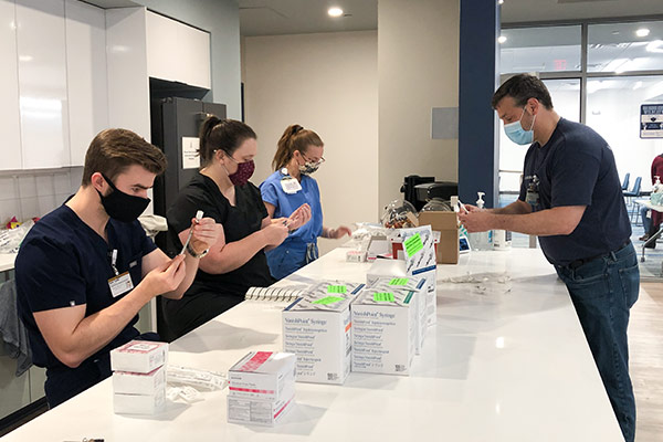Lipscomb pharmacy students and faculty fill vaccines 