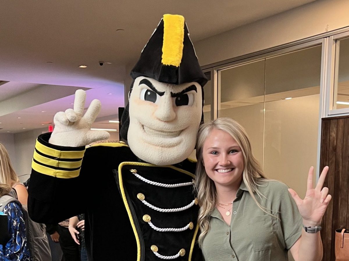 1 students poses at Orientation with Vanderbilt mascot Mr. C.